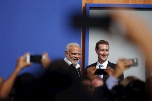 Indian Prime Minister Narendra Modi and Facebook CEO Mark Zuckerberg pose for the crowd after a town hall at Facebook's headquarters in Menlo Park, California