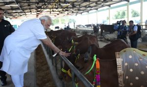 The Prime Minister, Shri Narendra Modi visiting the Pashudhan Arogya Mela, at Shahanshahpur, Varanasi, Uttar Pradesh on September 23, 2017.