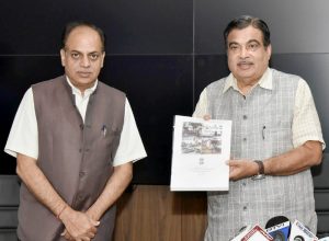 The Union Minister for Road Transport & Highways, Shipping and Water Resources, River Development and Ganga Rejuvenation, Shri Nitin Gadkari releasing a publication titled Road Accidents in India-2016, in New Delhi on September 06, 2017. The Secretary, Ministry of Road Transport & Highways, Shri Y.S. Malik is also seen.